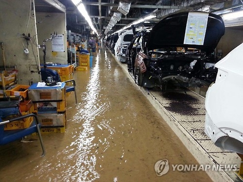 태풍 차바> 조업 중단된 현대차 울산2공장 (울산=연합뉴스) 장영은 기자 = 태풍 차바의 영향으로 내린 비 때문에 물이 차 조업이 중단된 현대자동차 울산공장 2공장 생산라인 모습. 싼타페와 아반떼 등을 생산하는 이 공장은 6일 생산라인을 가동하지 못하고 있다. 2016.10.6 [민주노총 울산본부 제공=연합뉴스