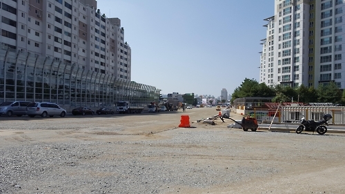 공사중인 청주 율량천변 도로