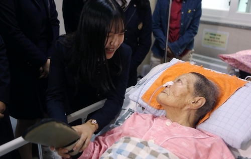 김양주 할머니를 찾은 무학여고 학생들