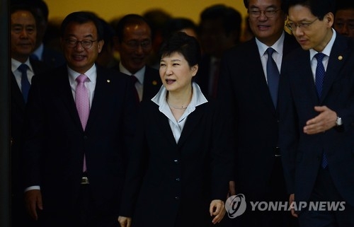 朴대통령, 野 주시하며 "개헌하자"…23차례 '반쪽박수' - 2