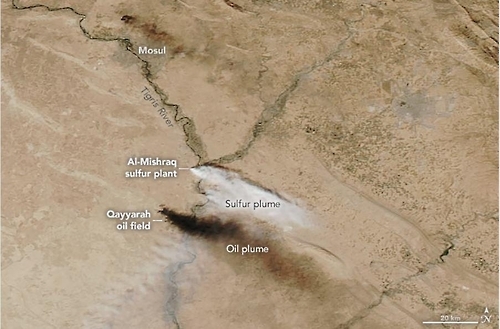 이라크 모술 남쪽에서 뿜어나오는 이산화황 연기