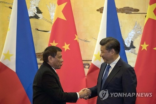 두테르테 필리핀 대통령(왼쪽)과 시진핑 중국 국가주석[AP=연합뉴스 자료사진]