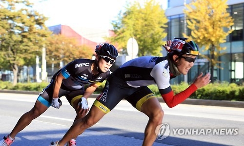 역주 펼치는 선수들.