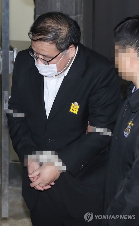 호송차 타는 안종범