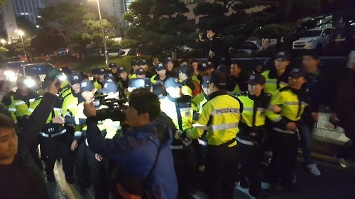 경찰이 주씨를 둘러싸고 파출소로 연행하는 모습
