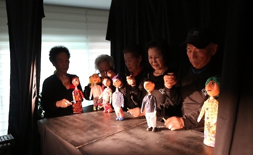 인형극을 선보이는 '인생나눔 인형극단' 단원 어르신들