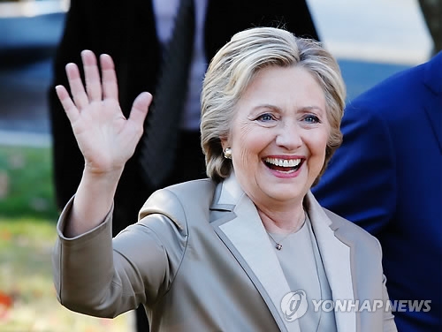 (뉴욕 AFP=연합뉴스) 미국 대선일인 8일(현지시간) 오전 투표를 마치고 나오는 힐러리 클린턴 민주당 대선후보.