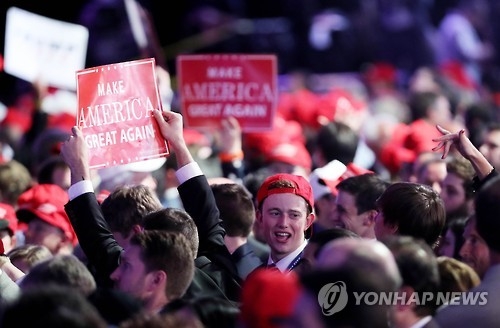 (뉴욕 게티이미지=연합뉴스) 8일(현지시간) 밤 미국 뉴욕 맨해튼 힐튼호텔에서 열린 공화당 대선후보 도널드 트럼프의 당선 축하 이벤트에서 지지자들이 환호하고 있다.