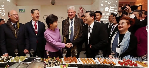 싸이와 악수하는 박 대통령