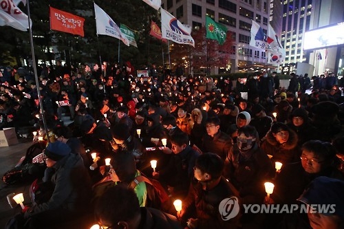 서울=연합뉴스) 김도훈 기자 = 8일 오후 서울 청계광장 인근에서 민중총궐기 본부 주최로 열린 박근혜 대통령 하야 촉구 촛불시위에 참가한 시민들이 촛불을 들고 대통령 퇴진을 촉구하고 있다. 2016.11.8 superdoo82@yna.co.kr