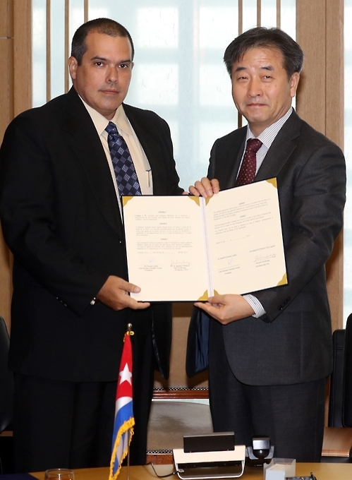 왼쪽부터 루이스 곤잘레스 사장, 박노황 사장