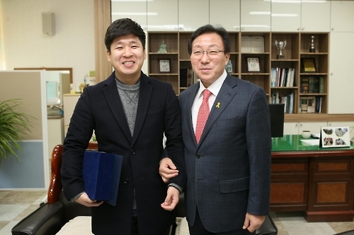 울산 교통사고 참사현장의 의인 소현섭(사진 왼쪽) 교사가 14일 오전 학교를 방문한 민병희 강원도 교육감으로부터 표창장을 받았다.