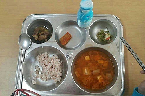 교육청이 현장 감독한 연평 초등학교 급식 사진