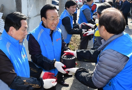 연탄 배달하는 김관용 경북도지사