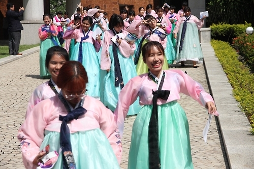 주태국 한국대사관으로 수학여행 온 마하사라캄대 한국어학과 학생들