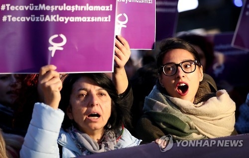 아동 성폭행 처벌 관련 법안에 항의하는 터키 시민들