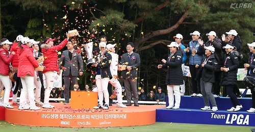 시상식에서 꽃세례를 받는 LPGA 팀 주장 지은희.<KLPGA 제공>