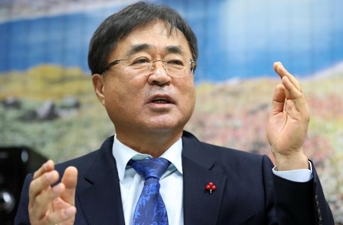 (창원=연합뉴스) 김동민 기자 = 한철수 경남사회복지공동모금회 회장이 연합뉴스와 인터뷰를 하고 있다. 2016.12.17 image@yna.co.kr