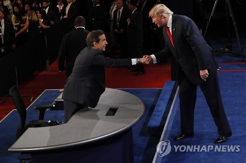 악수하는 도널드 트럼프와 폭스뉴스 앵커 크리스 월리스(좌)