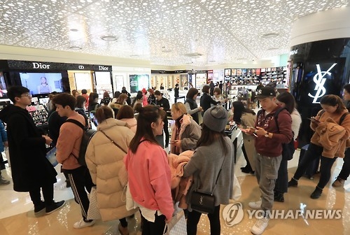 재개장한 롯데면세점 월드타워점…첫날부터 유커 '북적'(종합) - 2