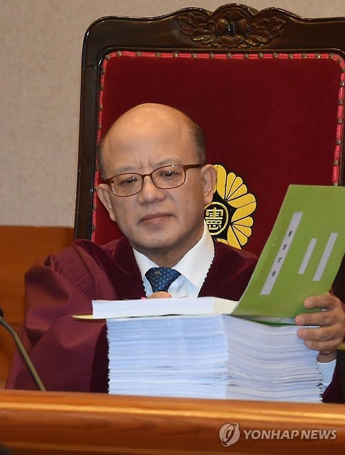 증거목록 살펴보는 박한철 헌법재판소장