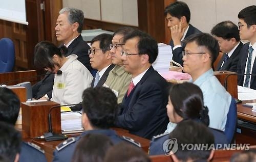 나란히 앉은 국정농단 사건 관계자들(서울 사진공동취재단=연합뉴스) 국정농단 사건의 핵심인 최순실씨, 안종범 전 청와대 정책조정수석, 정호성 전 청와대 부속비서관에 대한 재판이 5일 오후 서울 서초동 서울중앙지법에서 열리고 있다. 2017.1.5photo@yna.co.kr(끝)