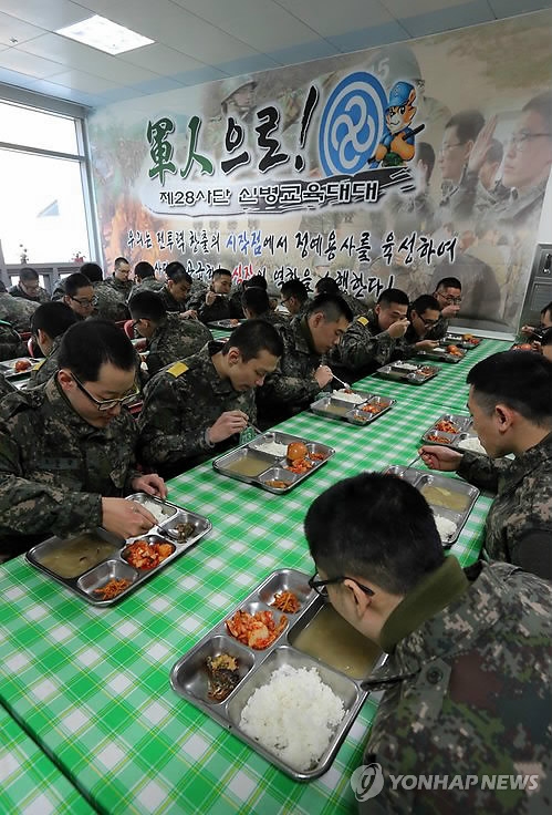 훈련병들이 식사하는 모습 [연합뉴스 자료사진]