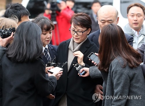 (서울=연합뉴스) 이정훈 기자 = 윤전추 전 청와대 행정관이 박근혜 대통령 탄핵심판 사건의 2차 변론기일인 5일 오후 서울 종로구 재동 헌법재판소 대심판정에 증인으로 출석하며 취재진의 질문세례를 받고 있다. 2017.1.5