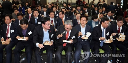 새누리당 '반성·화합 대토론회'…참석은 '반쪽' - 2