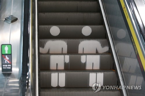 중국 '에스컬레이터 한줄서기' 안전성 불꽃논쟁 - 1