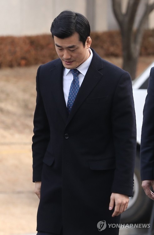 대심판정으로 향하는 이영선 청와대 행정관(서울=연합뉴스) 김주성 기자 = 세월호 참사 당일 청와대 관저에서 박 대통령을 보좌한 것으로 알려진 이영선 청와대 행정관이 12일 오전 서울 종로구 헌법재판소에서 열린 탄핵심판 사건 4차 변론에 증인으로 출석하기 위해 대심판정으로 향하고 있다. 2017.1.12utzza@yna.co.kr(끝)