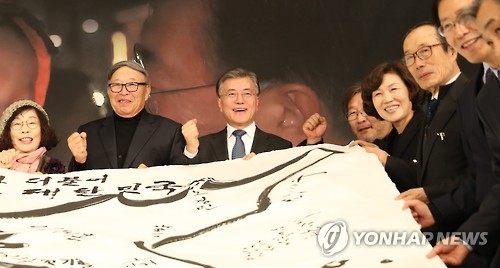 文 "정권교체가 촛불의 명령" 潘 "정권 바뀐다고 정치 안바뀐다"(종합) - 3