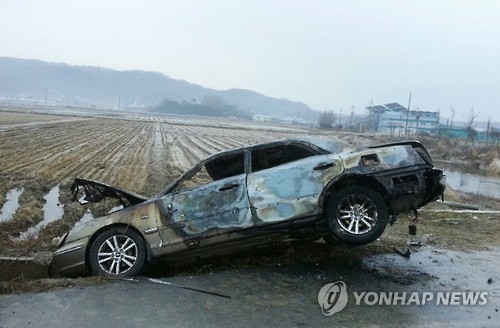 불에 탄 차량서 시신 발견 [연합뉴스 자료사진]