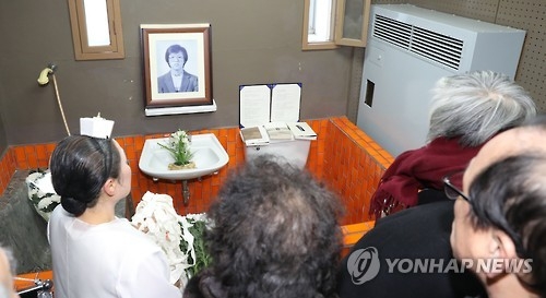 (서울=연합뉴스) 백승렬 기자 = 14일 서울 용산구 남영동 경찰청 인권센터에서 `박종철은 살아 있다!'란 주제로 열린 민주열사 박종철 30주기 추모제를 마친 뒤 행사 관계자들이 박종철 열사가 고문을 받고 숨진 남영동 대공분실 509호 추모의 공간을 방문, 참배하고 있다. 2017.1.14