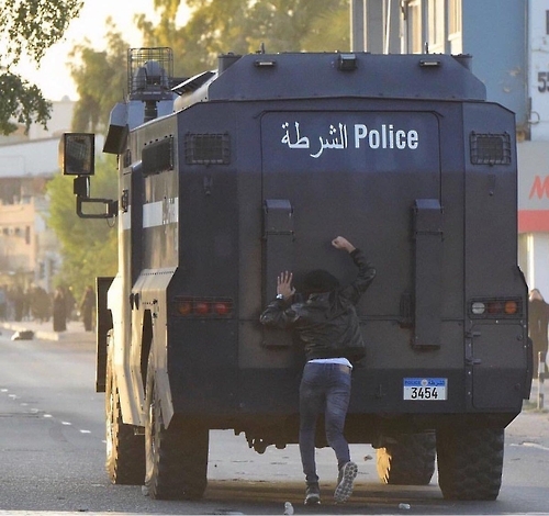 반정부 시위에 출동한 바레인 경찰 장갑차[트위터]