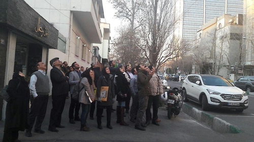 총소리가 나자 하늘을 바라보는 테헤란 시민들[타스님뉴스]