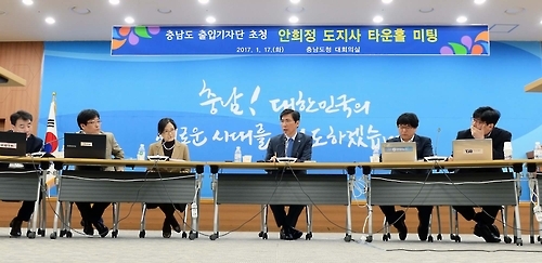 기자단 초청 타운홀 미팅하는 안희정 충남지사