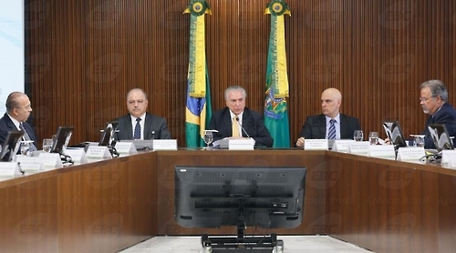 테메르 대통령(가운데)이 공공치안 책임자 회의를 주재하고 있다.