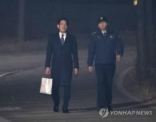 구치소 밖으로 이동하는 이재용
