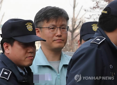정호성 '침묵'(서울=연합뉴스) 이정훈 기자 = 정호성 전 청와대 부속비서관이 탄핵심판 7차 변론기일인 19일 오후 서울 종로구 헌법재판소 대심판정에 증인으로 출석하며 취재진의 질문을 받고 있다. 2017.1.19uwg806@yna.co.kr