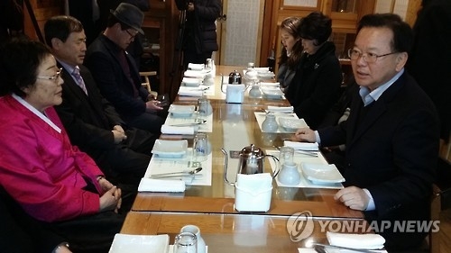 위안부 피해자 할머니와 오찬하는 김부겸