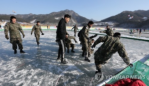 얼음 축구시합을 하는 군 장병