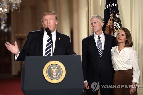 연방대법관 지명자인 닐 고서치 판사(가운데)와 그를 지명하는 트럼프 대통령