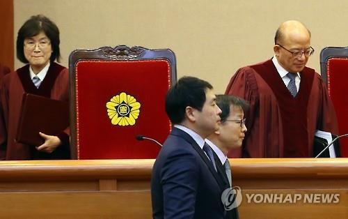 '8인 체제' 헌재 탄핵심판, '신속'서 '엄격'…방점 이동? - 2
