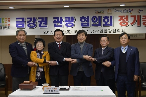 왼쪽부터 이용우 부여군수, 이지영 익산시 부시장, 오시덕 공주시장, 황명선 논산시장, 노박래 서천군수, 한준수 군산시 부시장.