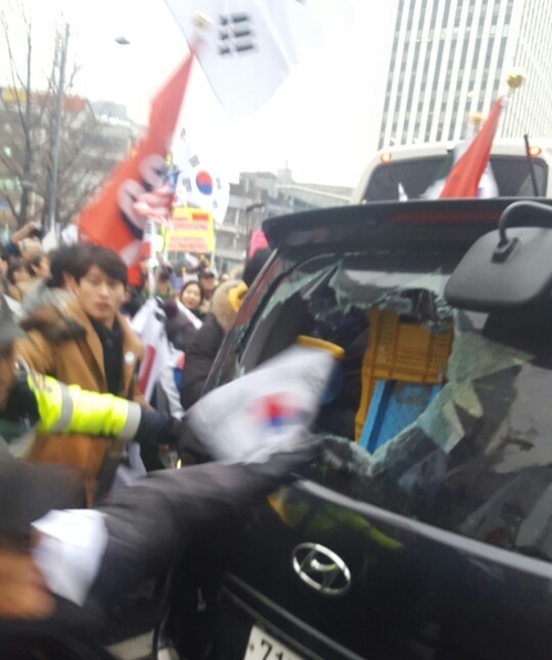 탄핵 반대집회 행진도중 차량과 시비…일부 부상과 차량 파손 - 1