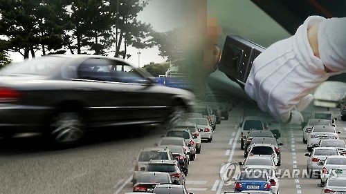 아찔한 보복운전…17t트럭, 승용차 뒤에서 12차례 들이받아(종합) - 3
