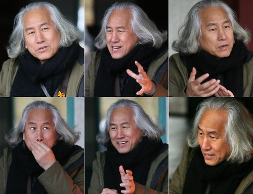얼굴 그리며 대화하는 박재동 화백