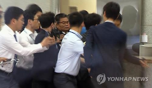 특검, 김기춘 '블랙리스트' 기소 이어 '관제시위'도 수사 - 1