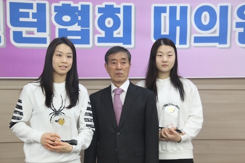 2016 최우수 배드민턴 선수상 받은 정경은(사진 왼쪽)과 신승찬(오른쪽)